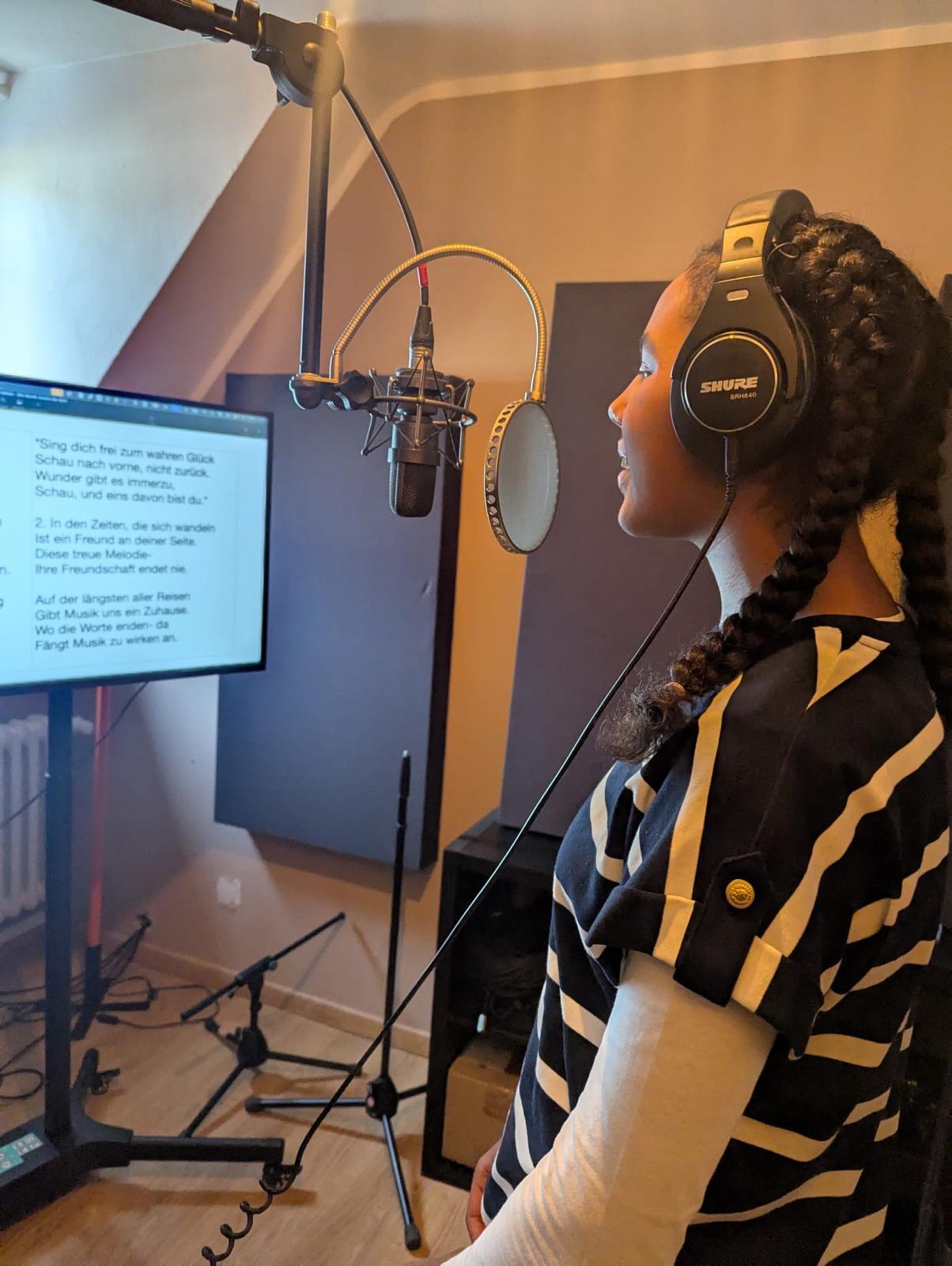Schülerin nimmt im Tonstudio einen Song auf